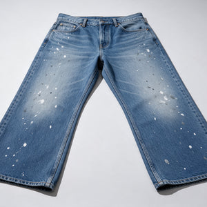 Flared Jeans in Mittelblau mit Farbspritzern